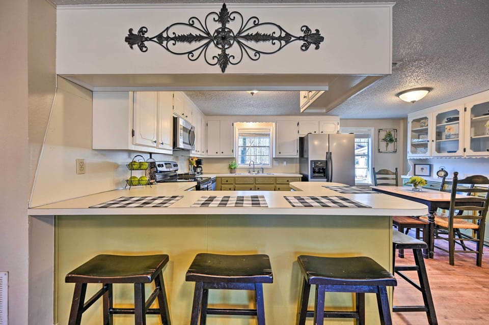 Breakfast Bar w/ Seating