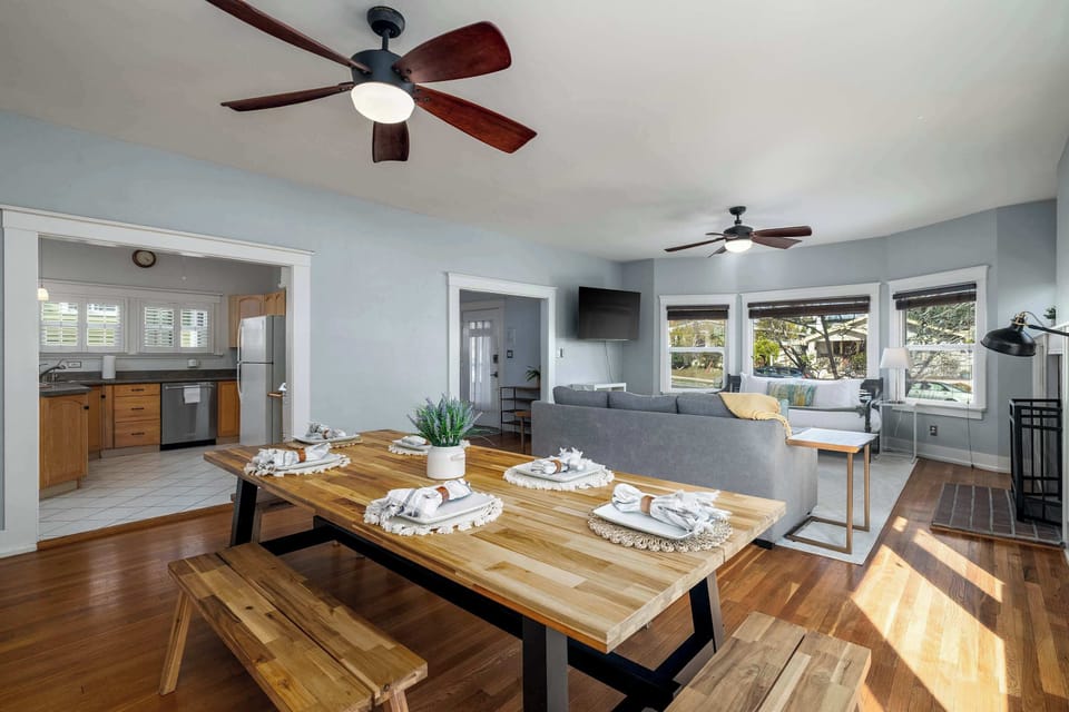 Dining area (seating, AC, ceiling fan)