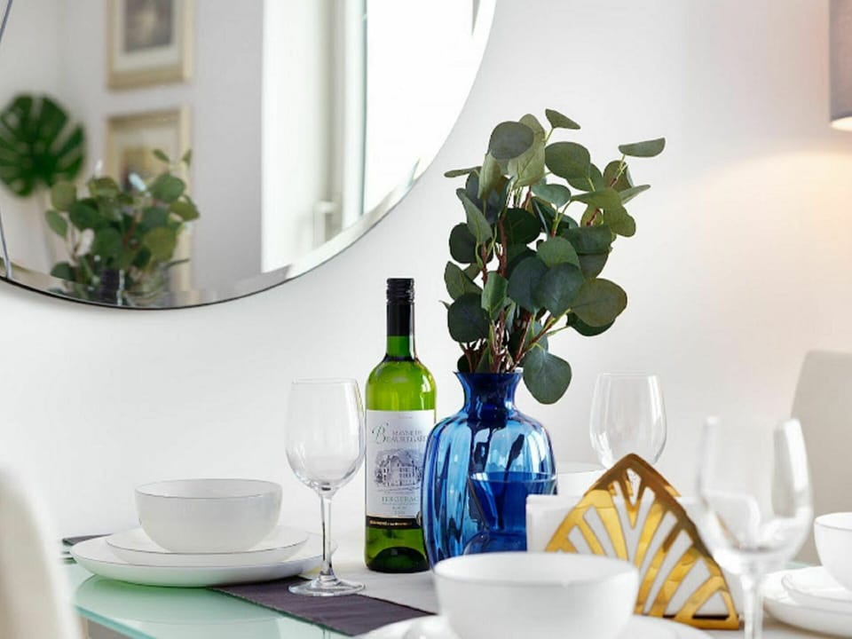 Plant, Tableware, Bottle, White, Drinkware, Green, Azure, Dishware, Interior Design