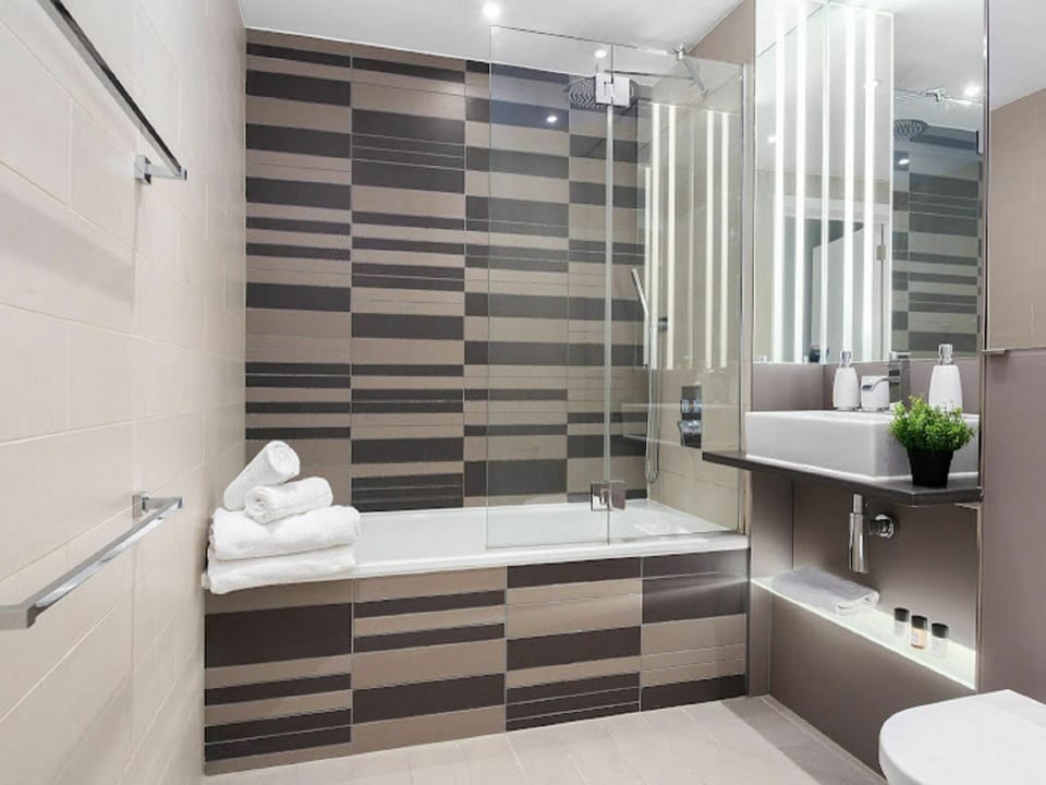 Bathtub, Furniture, Building, Plant, Comfort, Plumbing Fixture, Interior Design, Houseplant, Wood, Flooring