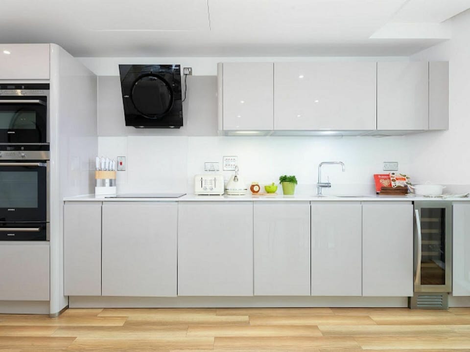 Cabinetry, Property, Building, Countertop, Kitchen Appliance, Interior Design, Shelving, Television, Home Appliance