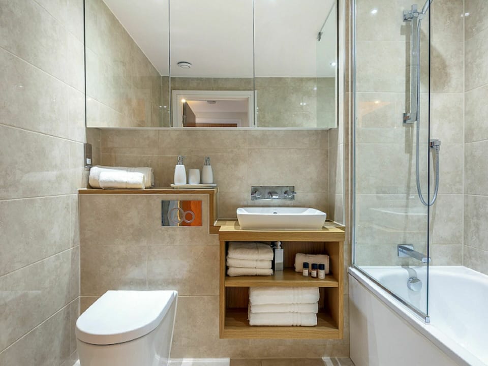 Mirror, Sink, Plumbing Fixture, Tap, Property, Building, Bathtub, Bathroom Sink, Bathroom