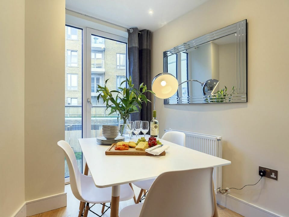 Table, Furniture, Mirror, Property, Window, Chair, Plant, Houseplant, Interior Design