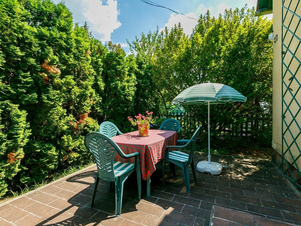 Table, Plant, Furniture, Cloud, Sky, Chair, Tree, Shade, Building, Outdoor Furniture