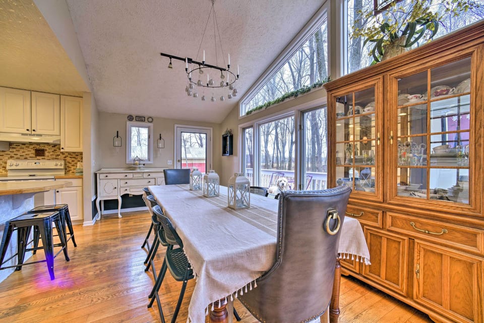 Dining Area | Dishware/Flatware Provided