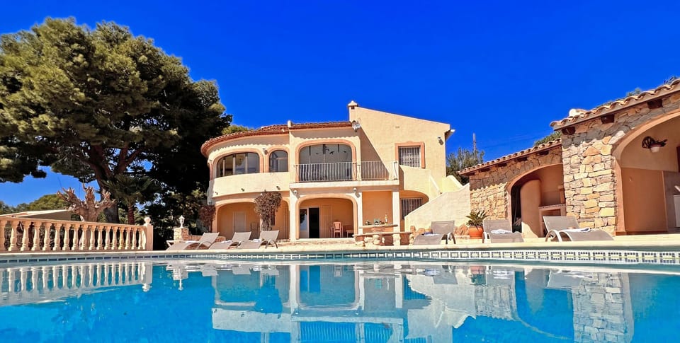 Villa Cielo from outside — 250 m² across two independent floors in a Calpe urbanisation, with the Peñon de Ifach as backdrop.