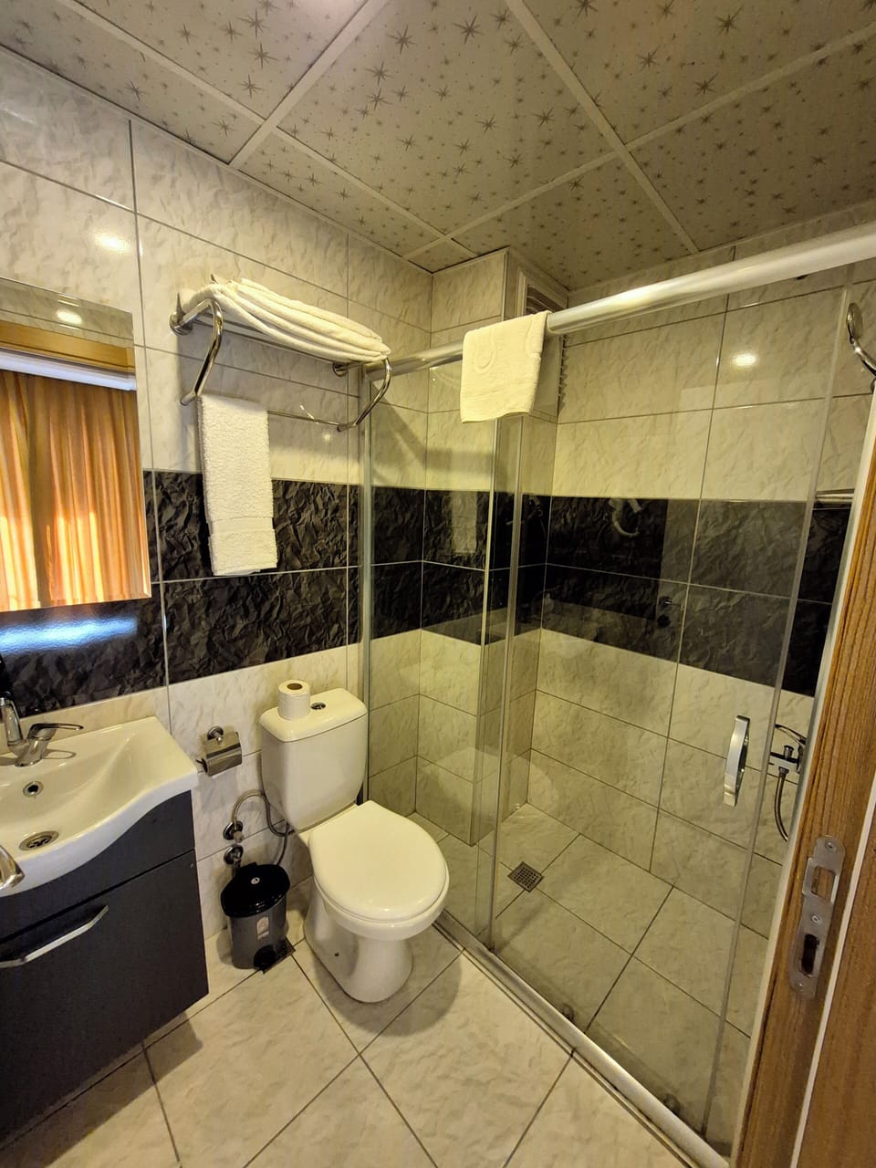 Shower, hair dryer, slippers, bidet