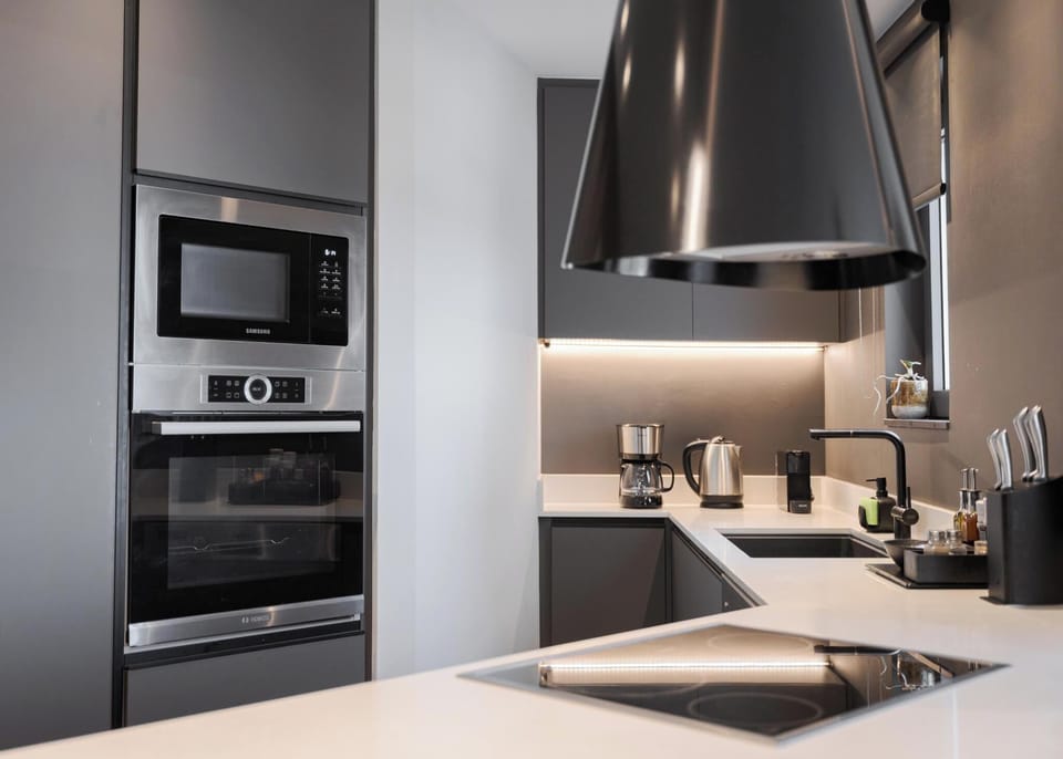 Deluxe Apartment, 2 Bedrooms, Sea View | Private kitchen | Full-size fridge, microwave, oven, stovetop