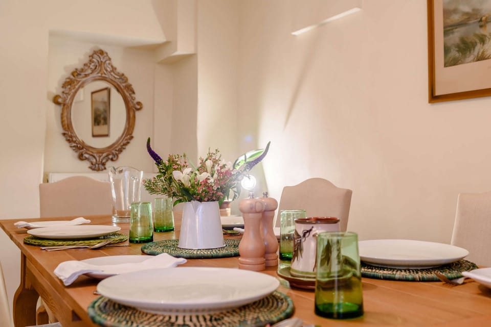 Star Cottage Dining Room - StayCotswold