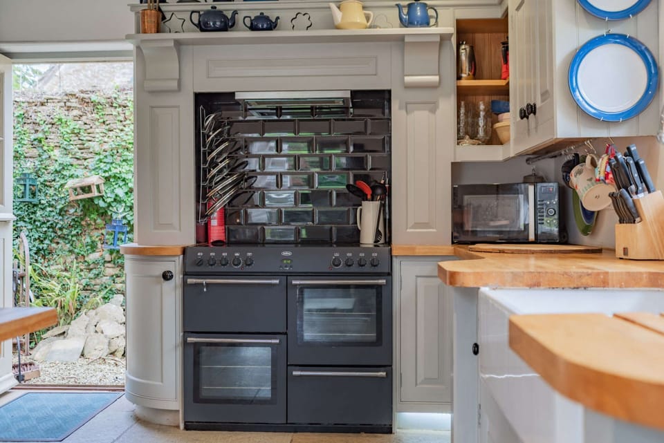 Barnsley Cottage Kitchen - StayCotswold