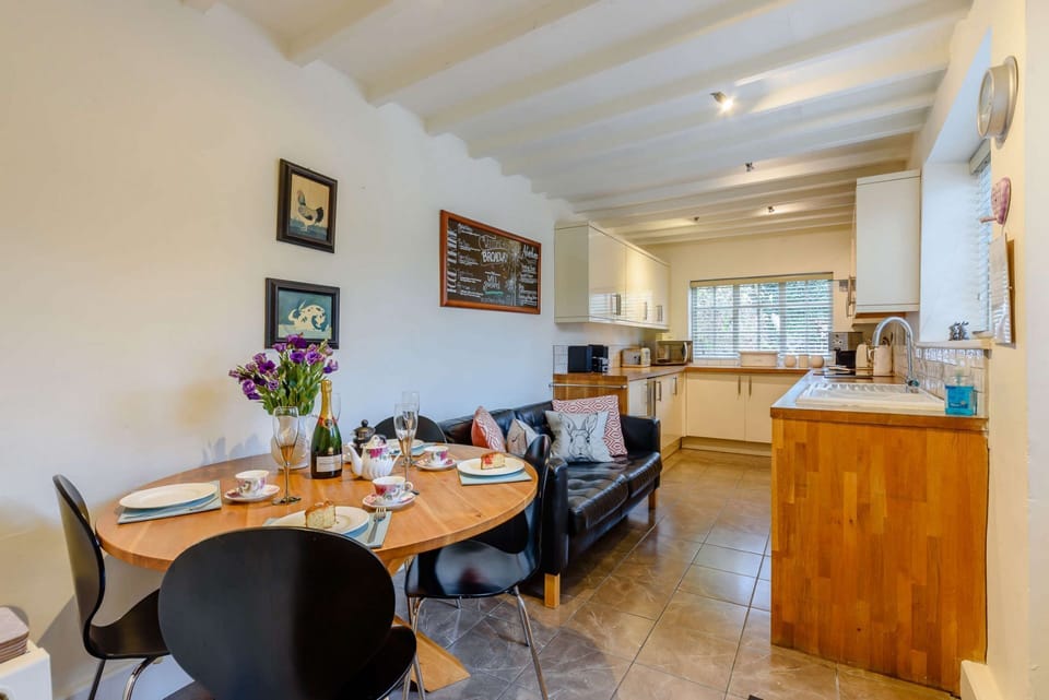 Orchard Cottage Kitchen/Dining Room - StayCotswold