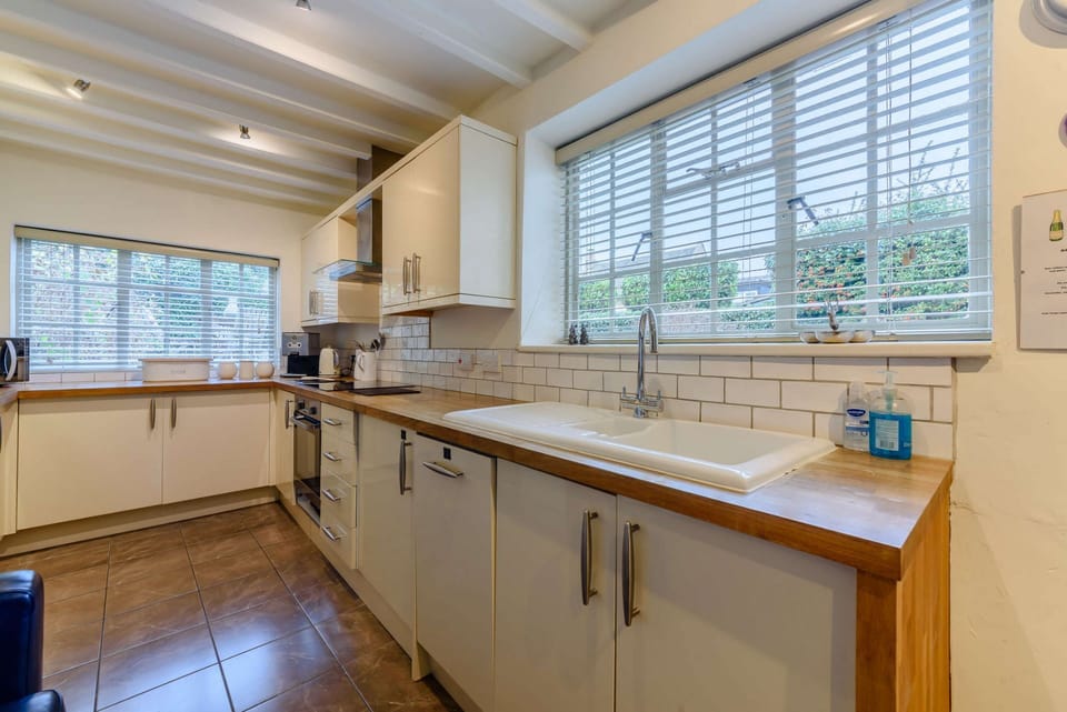 Orchard Cottage Kitchen - StayCotswold