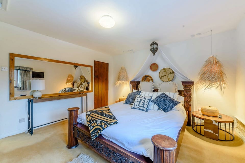 Summer Hayes Double Bed - StayCotswold