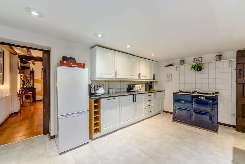 Summer Hayes Kitchen - StayCotswold