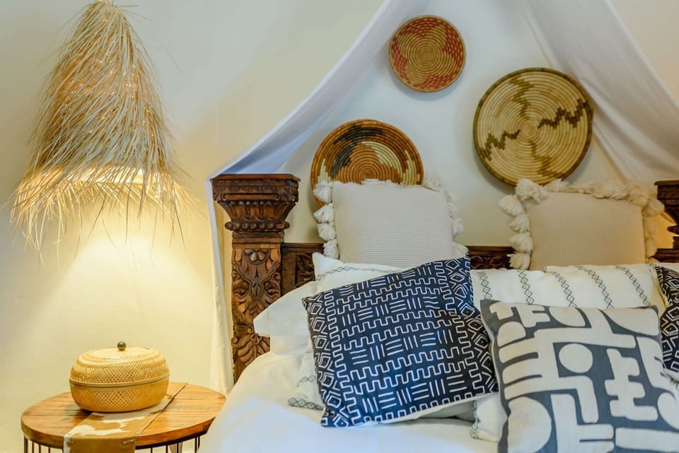 Summer Hayes Double Bed - StayCotswold