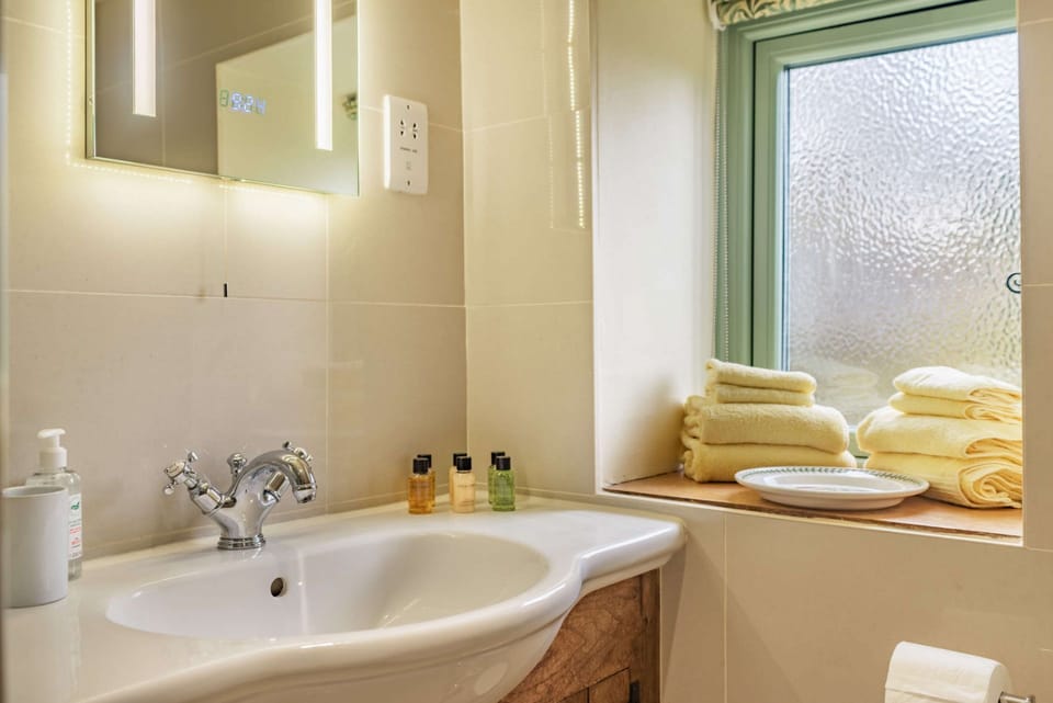 Cosy Corner Sink - StayCotswold