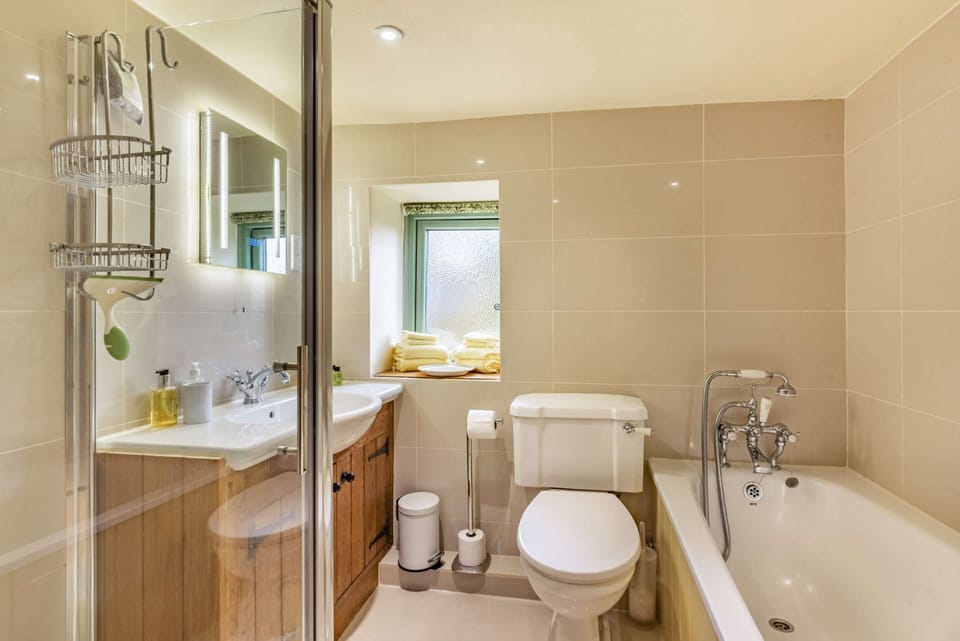 Cosy Corner Family Bathroom - StayCotswold