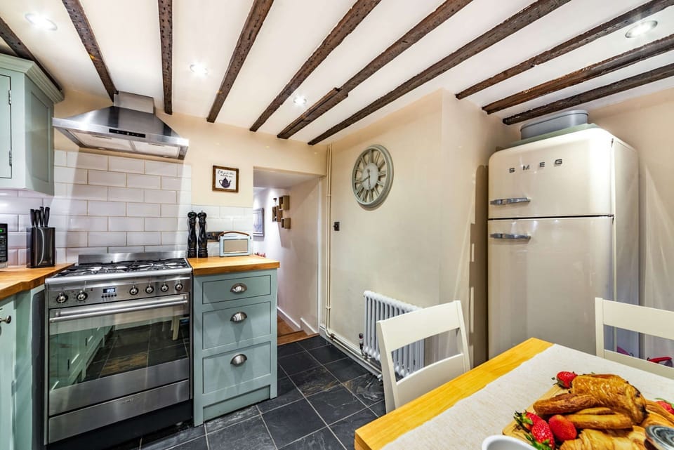 Blenheim Cottage Kitchen - StayCotswold