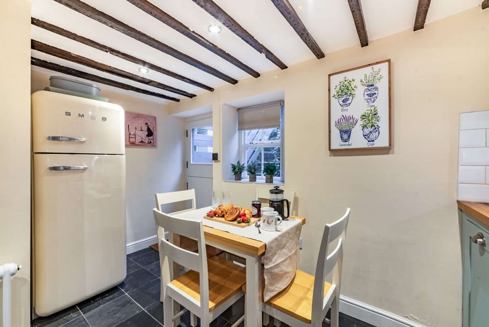 Blenheim Cottage Dining Area - StayCotswold