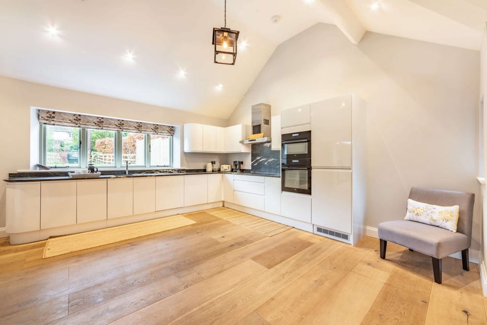 Honeystone Cottage Kitchen - StayCotwold
