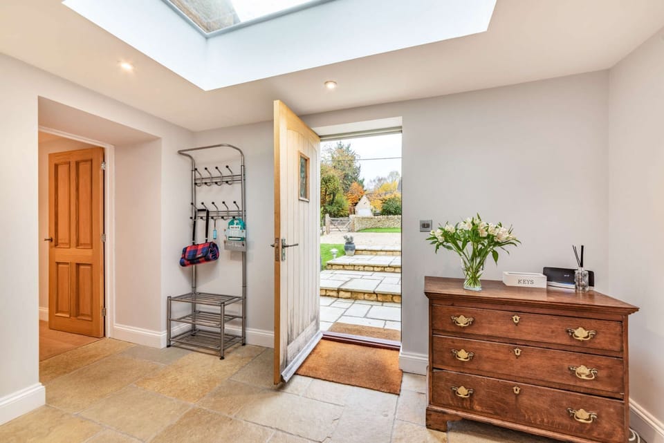 Honeystone Cottage Entrance - StayCotwold