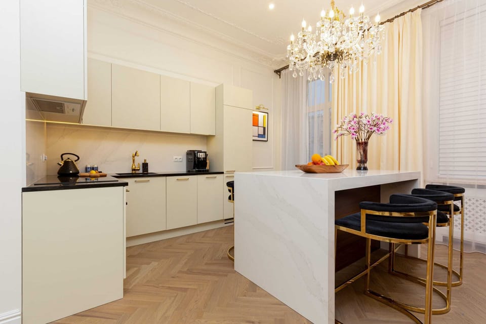Kitchenette with plenty of kitchen utensils and dishes. 
