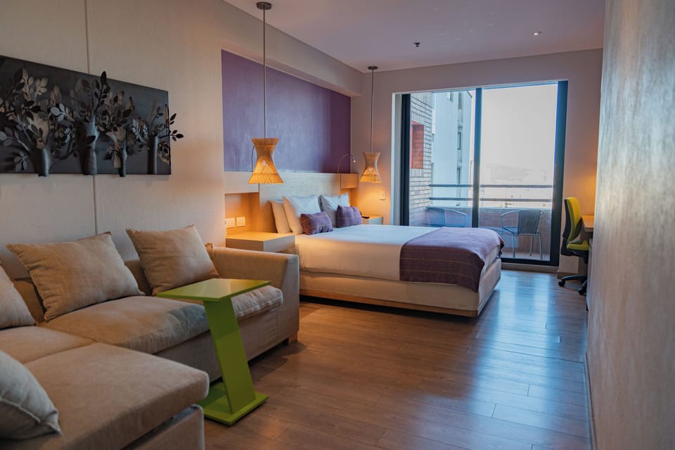 Premium Room | Minibar, in-room safe, desk, laptop workspace