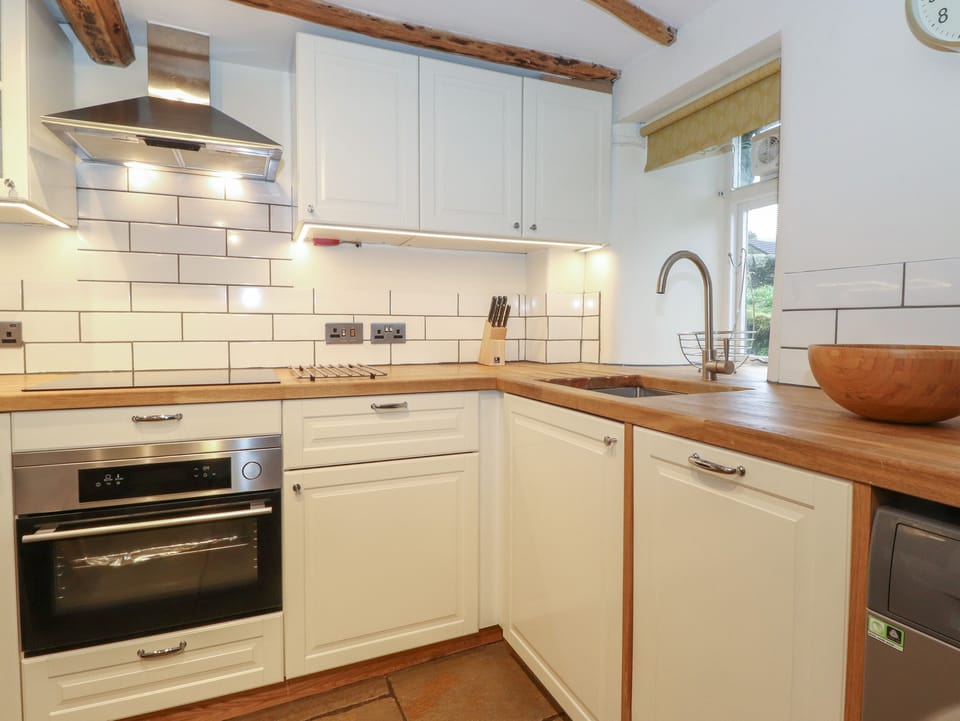 Cottage | Private kitchen | Fridge, microwave, dishwasher, electric kettle