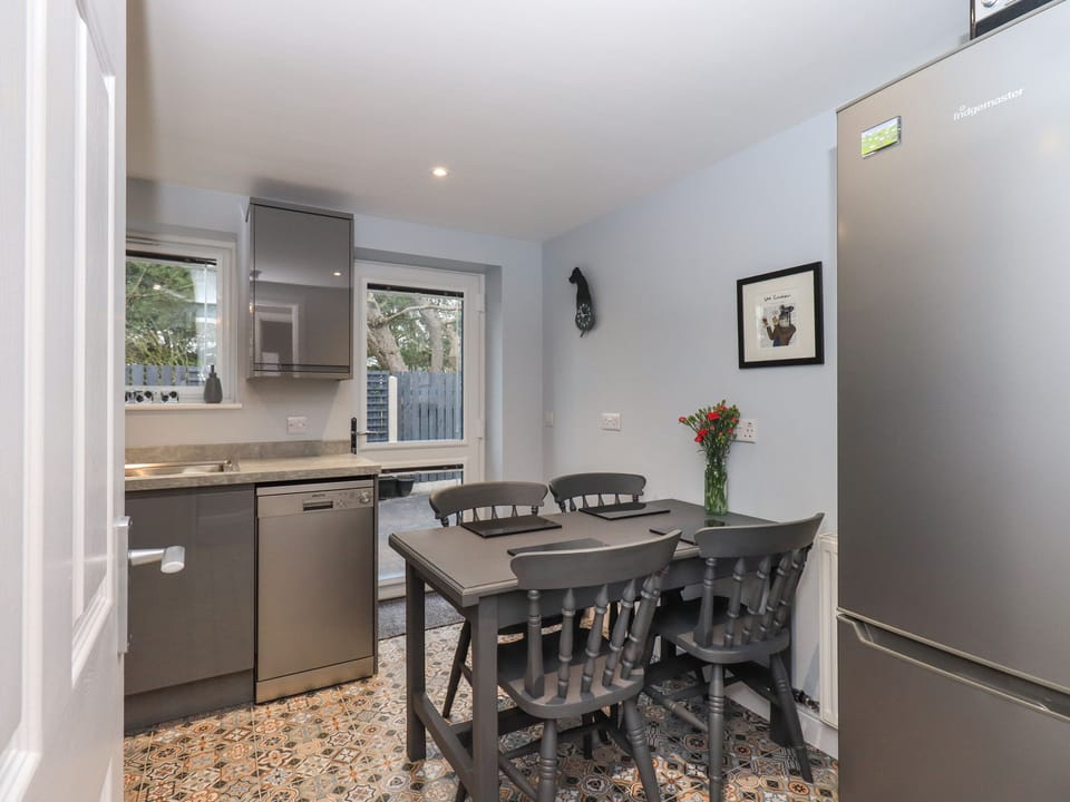 Cottage | Private kitchen | Fridge, electric kettle, toaster, cookware/dishes/utensils