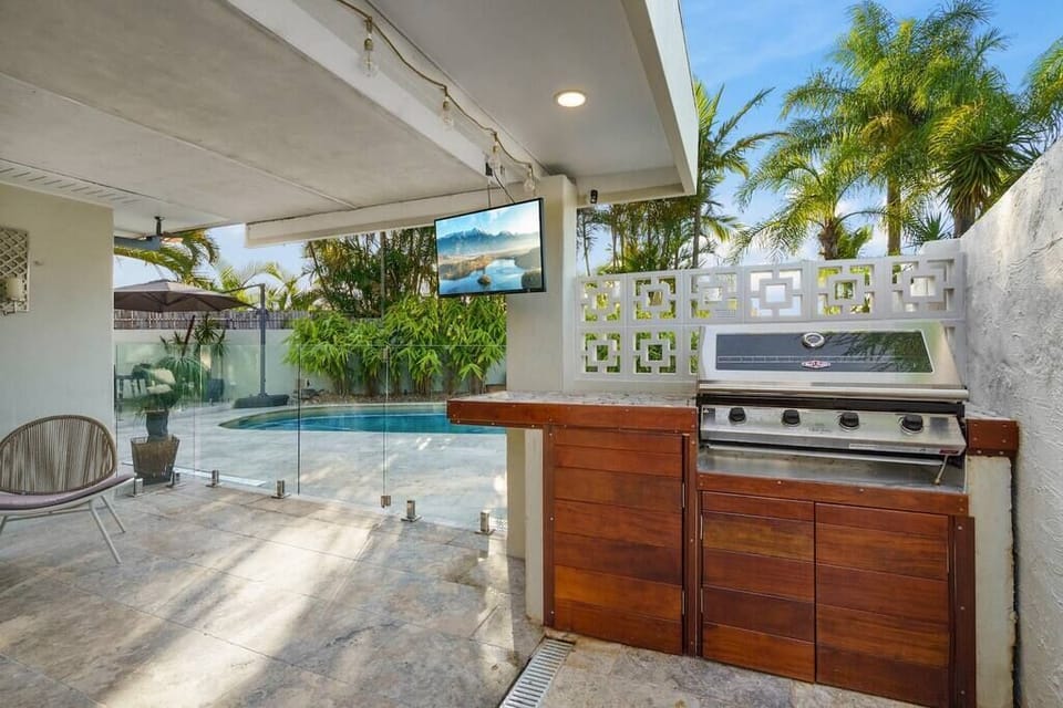 Covered BBQ patio seats eight beside the Sorrento Oasis pool.
