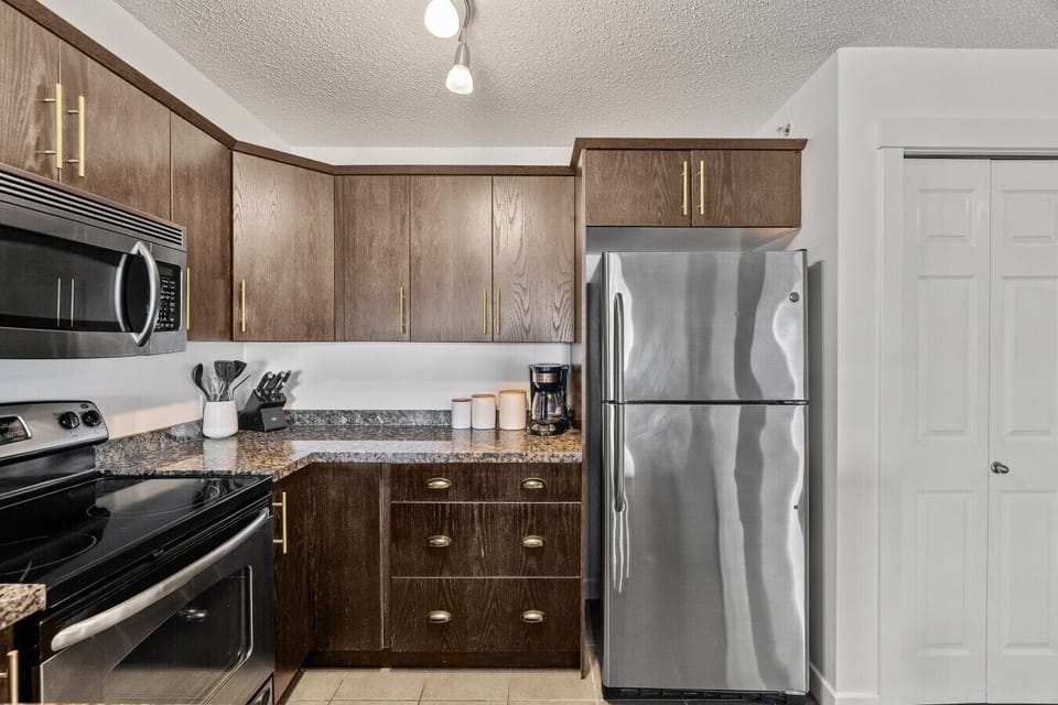 Full kitchen with a blender, drip coffee machine, ground coffee, tea, sugar and basic condiments (ketchup, mustard and relish.)
