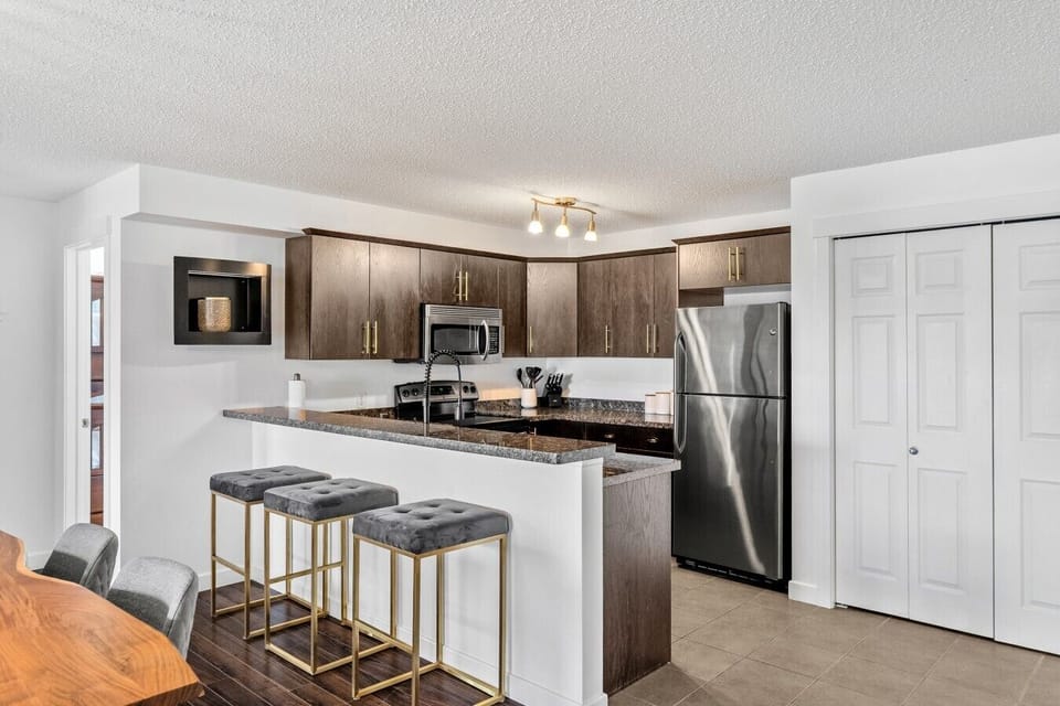 Full kitchen with a blender, drip coffee machine, ground coffee, tea, sugar and basic condiments (ketchup, mustard and relish.)