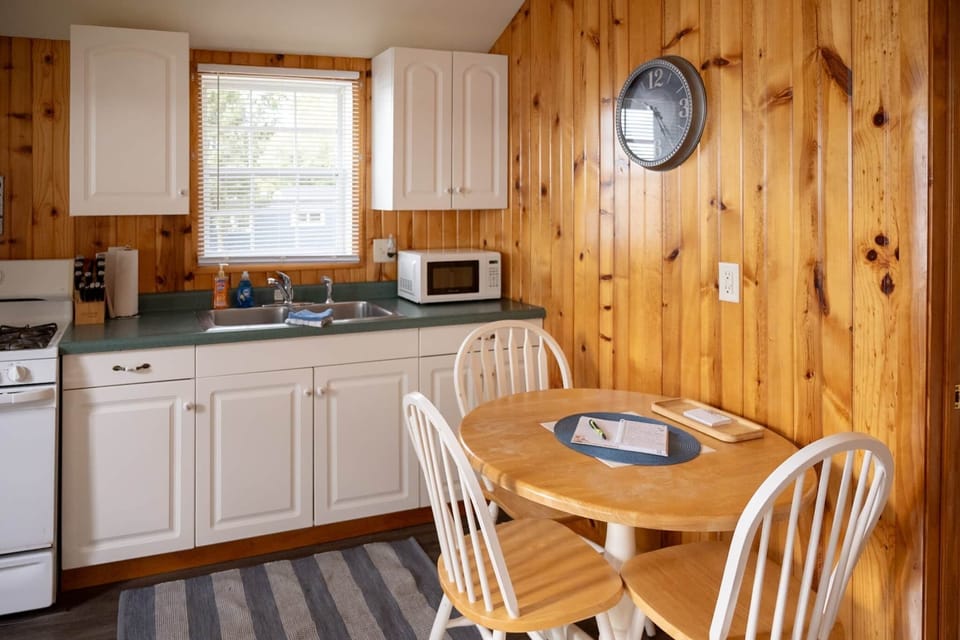 Kitchen & Dining 