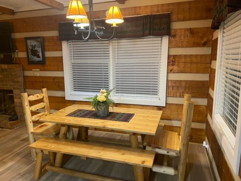 Dining room enough for 6 people