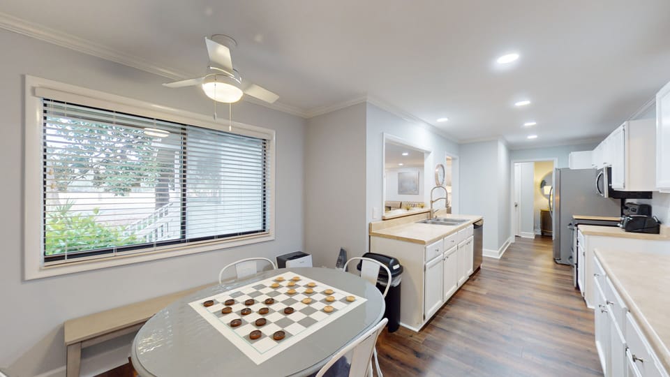 Eat-in Kitchen