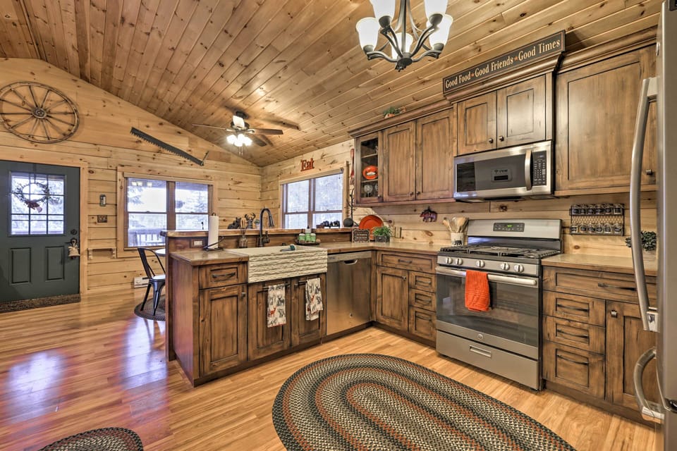 Kitchen | Microwave | Farmhouse Sink