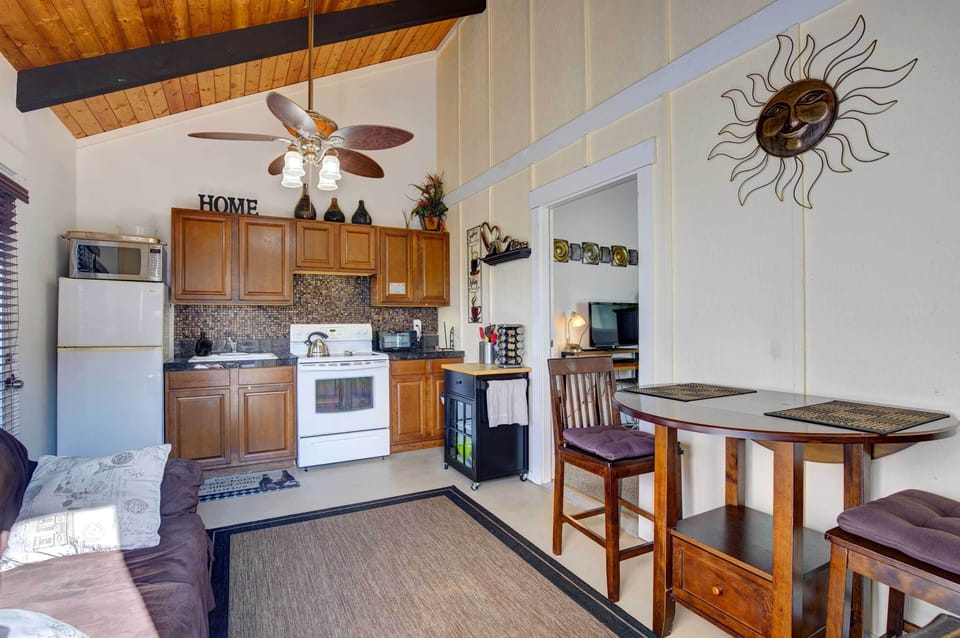 Living Area | 400 Sq Ft