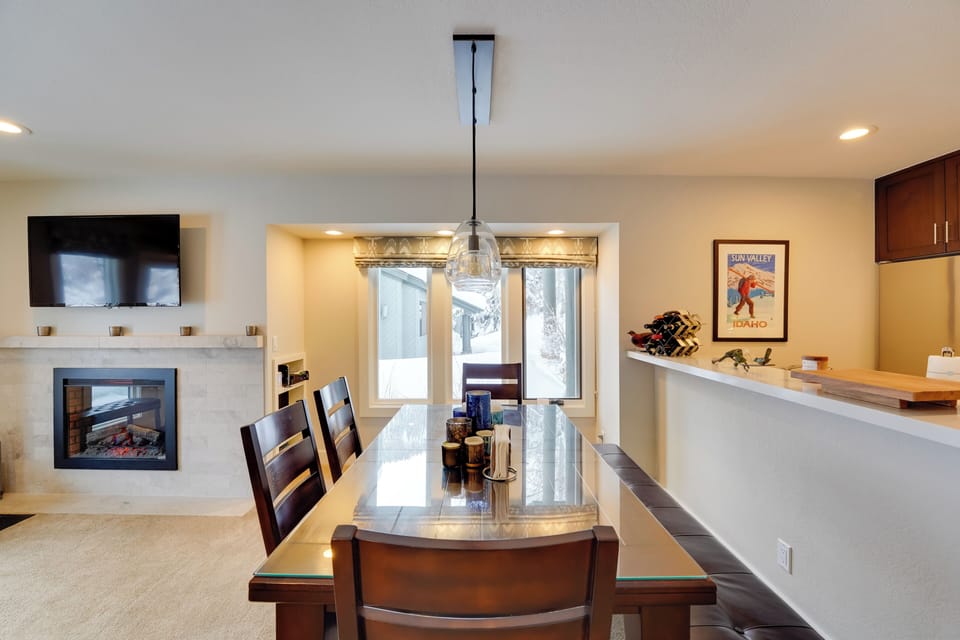 Dining Table | Dishware & Flatware