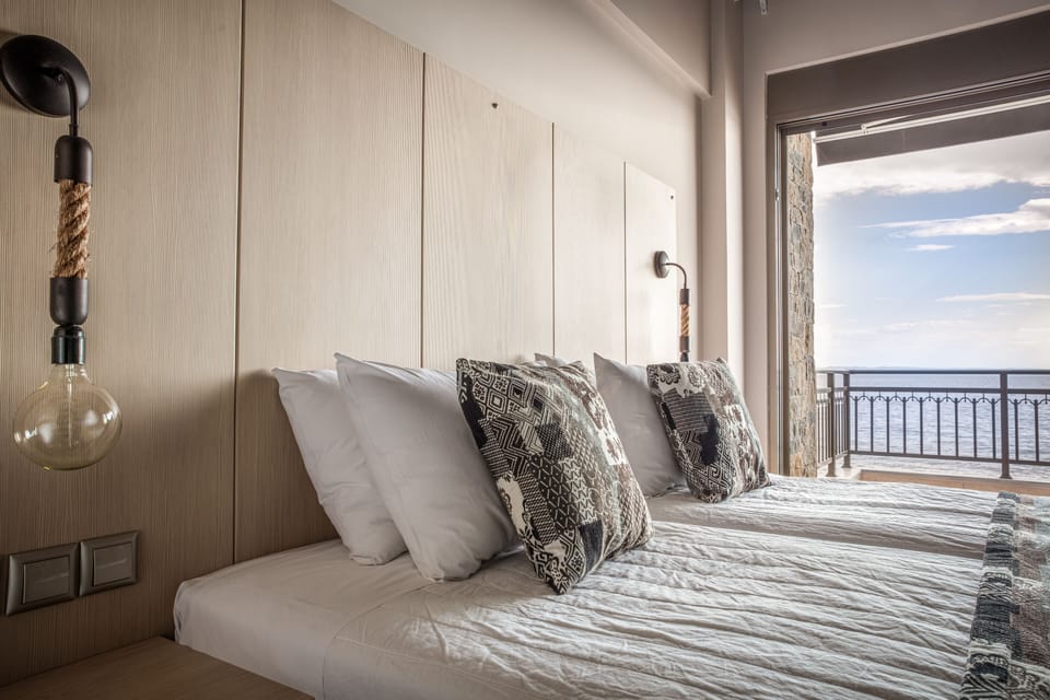 Royal Studio Suite | In-room safe, desk, soundproofing, iron/ironing board