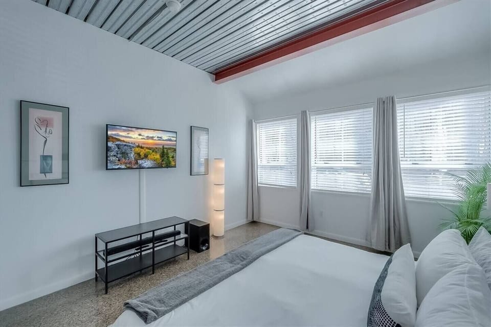 Smart TV w/ streaming apps + bluetooth soundbar & speaker