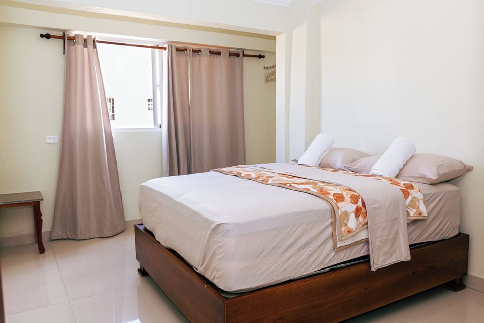 Bright air conditioned bedroom with closet, Smart TV, free premium wired/wireless internet connection. 