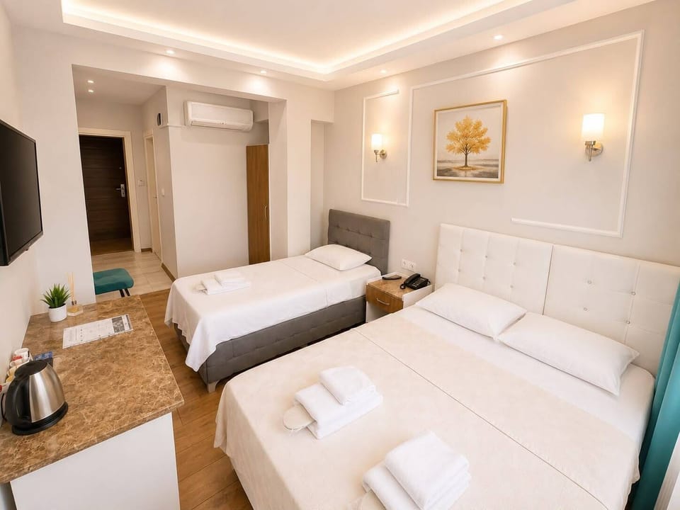 Deluxe Twin Room | Premium bedding, minibar, desk, laptop workspace