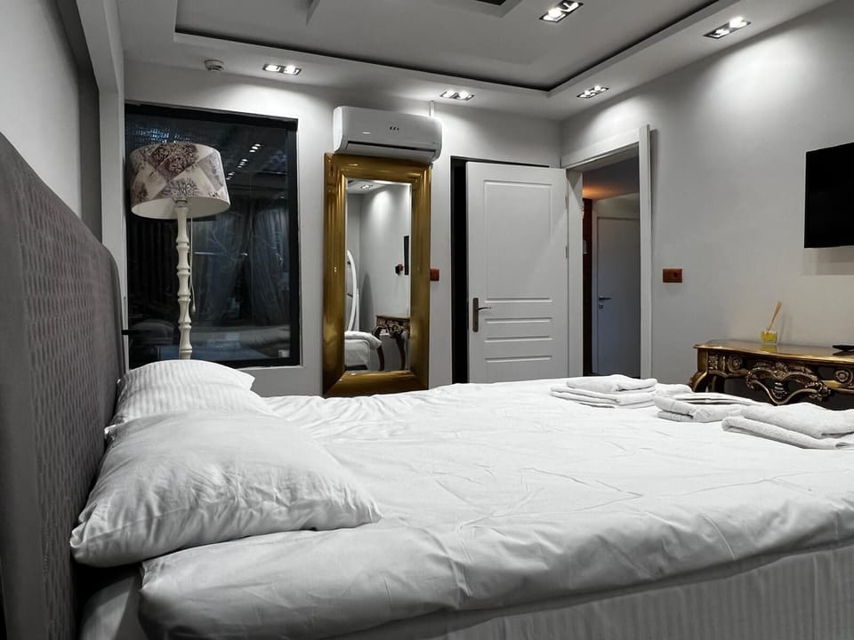 Grand Suite | Premium bedding, minibar, desk, laptop workspace