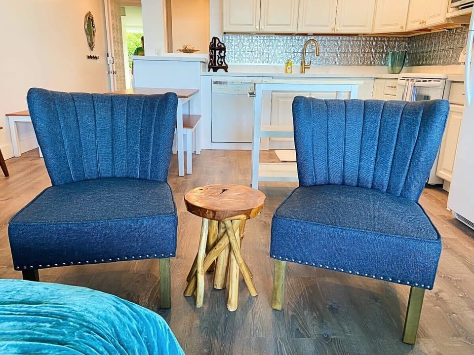 Fully remodeled with new quality furnishings!  Tables and chairs can be adjusted and moved around the unit to suit your family needs.