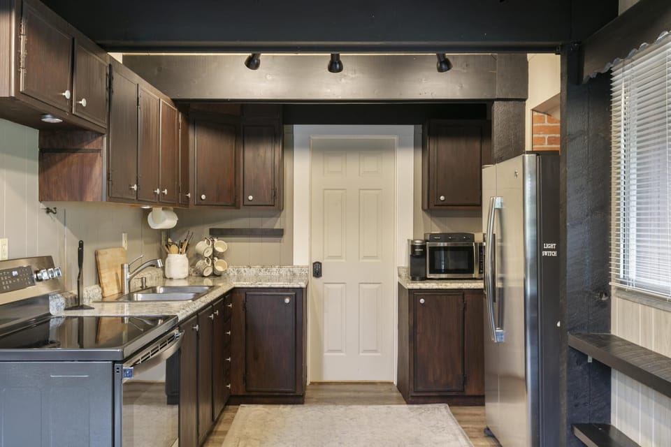 Full kitchen with everything you will need to enjoy the perfect meal!