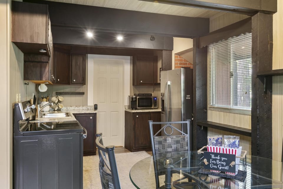 Full kitchen with everything you will need to enjoy the perfect meal!