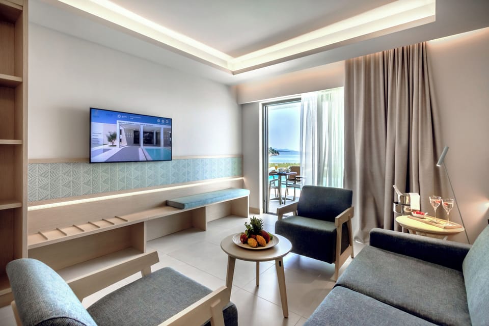 Panorama Suite Seafront | Minibar, in-room safe, desk, blackout drapes