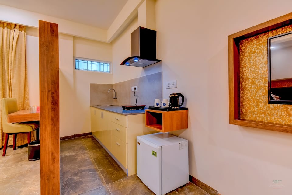 Club Room | Private kitchenette | Electric kettle