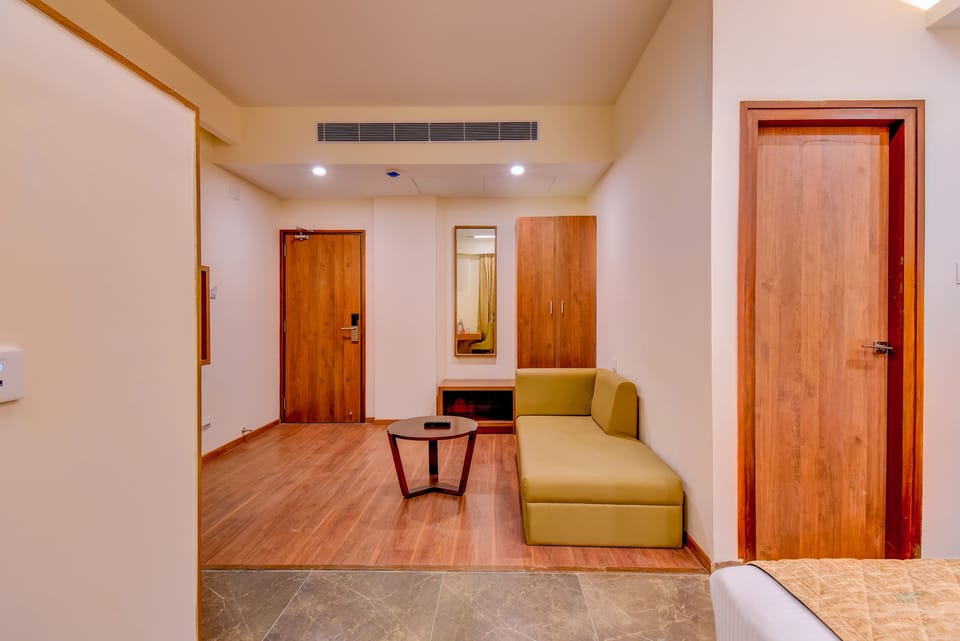 Club Room | Living area | 43-inch LED TV with satellite channels, TV, computer monitors