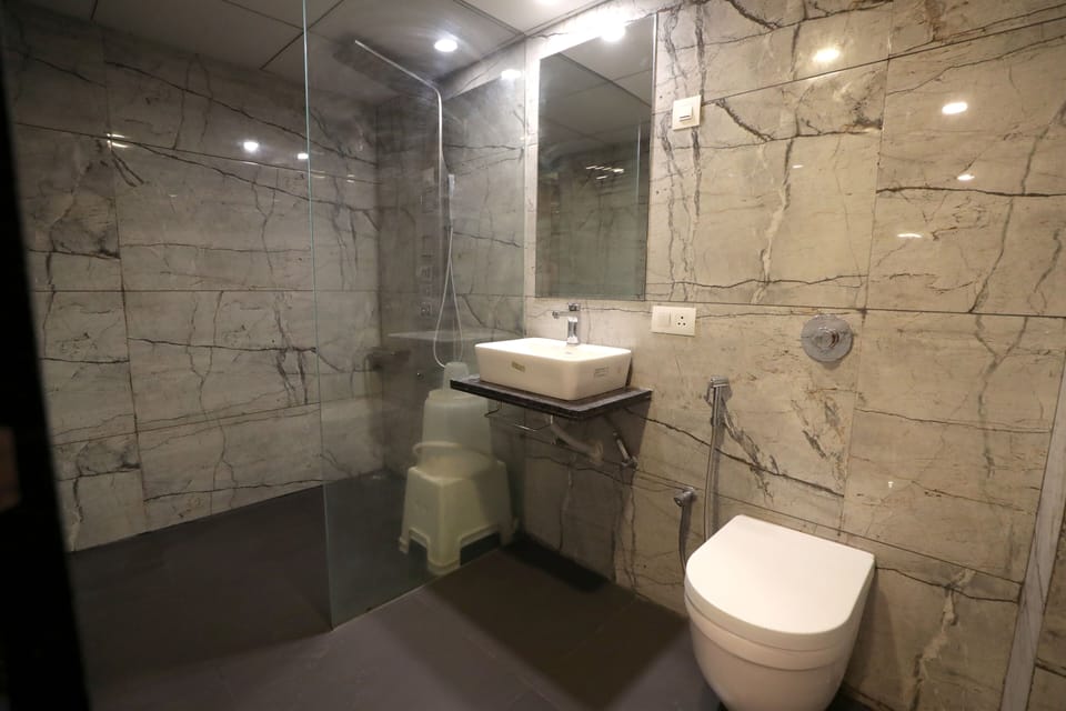 Shower, free toiletries, towels